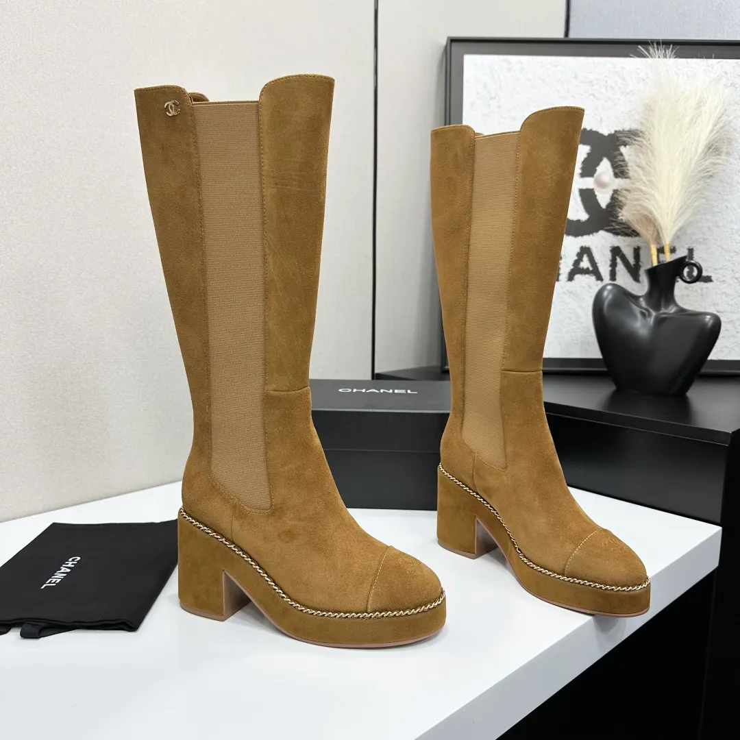 👟👟Ex-factory price 960👟👟 CHANEL Xiaoxiang 2024 autumn and winter sheepskin boots high boots knight boots The version is also the basic version of the Martin boots, neat and handsome. The upper is made of cowhide, super soft against the skin, wide and full, handsome and comfortable. The lining is soft water-dyed cowhide. The sole is original rubber outsole. Exclusive top quality 35-39. 40 customized